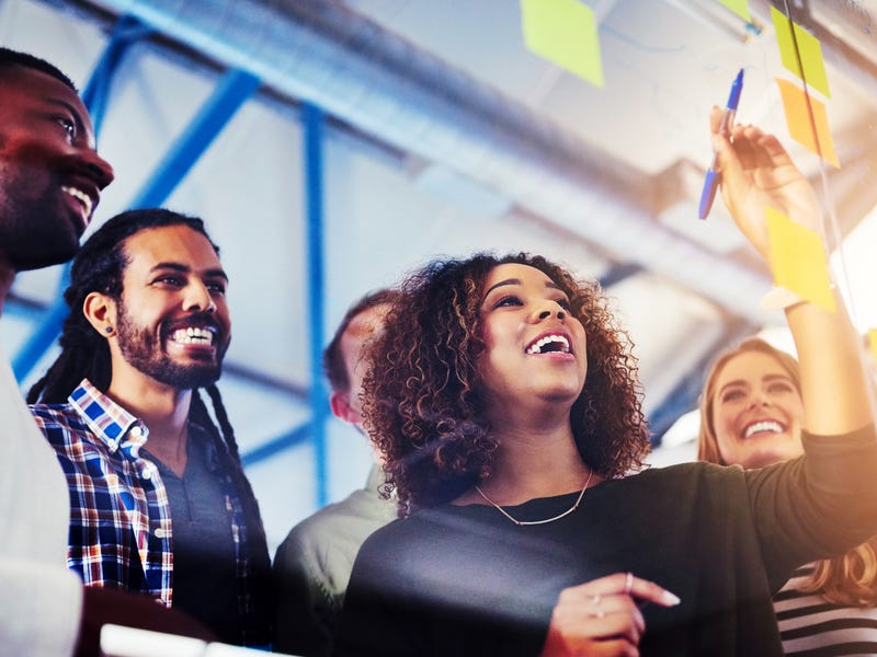 Mehrere Menschen besprechen Arbeit am Mindmap