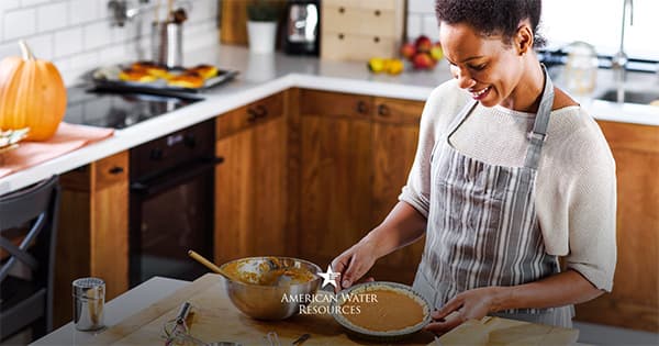 woman baking pumpkin pie