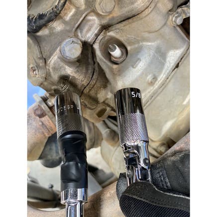 3/8'' DRIVE 9/16" SAE 6 POINT 3-1/2'' LONG SPRING LOADED UNIVERSAL JOINT SPARK PLUG SOCKET