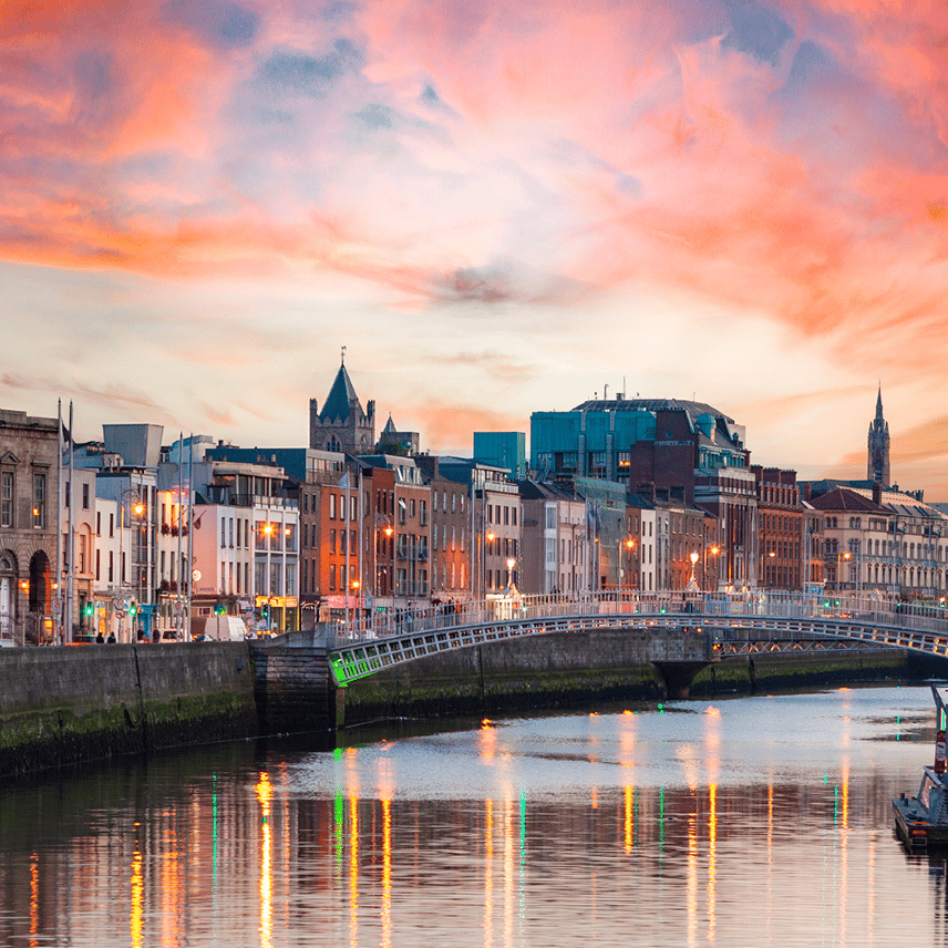 Dublin: Bridge Over River