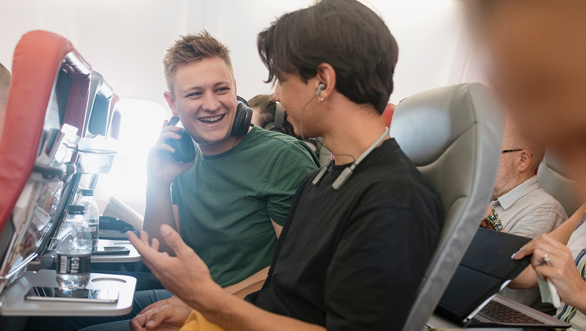 Travellers start a conversation in French.