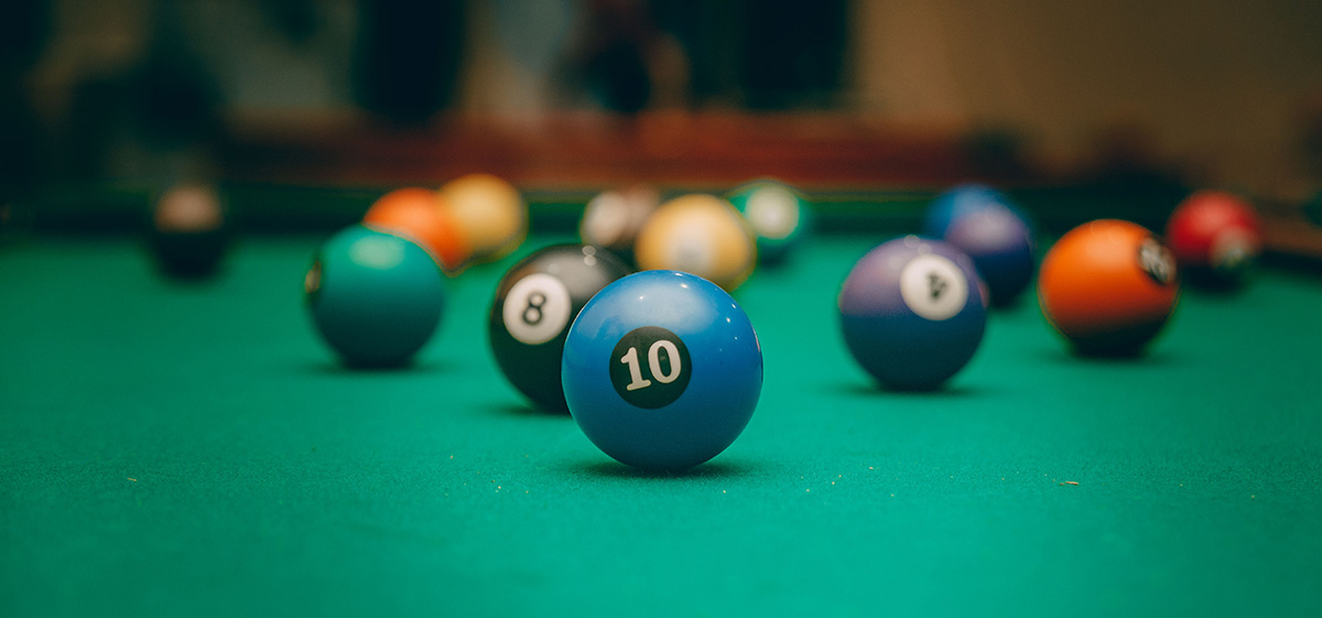 Indoor sports such as billiards, snooker and pool in Italian.