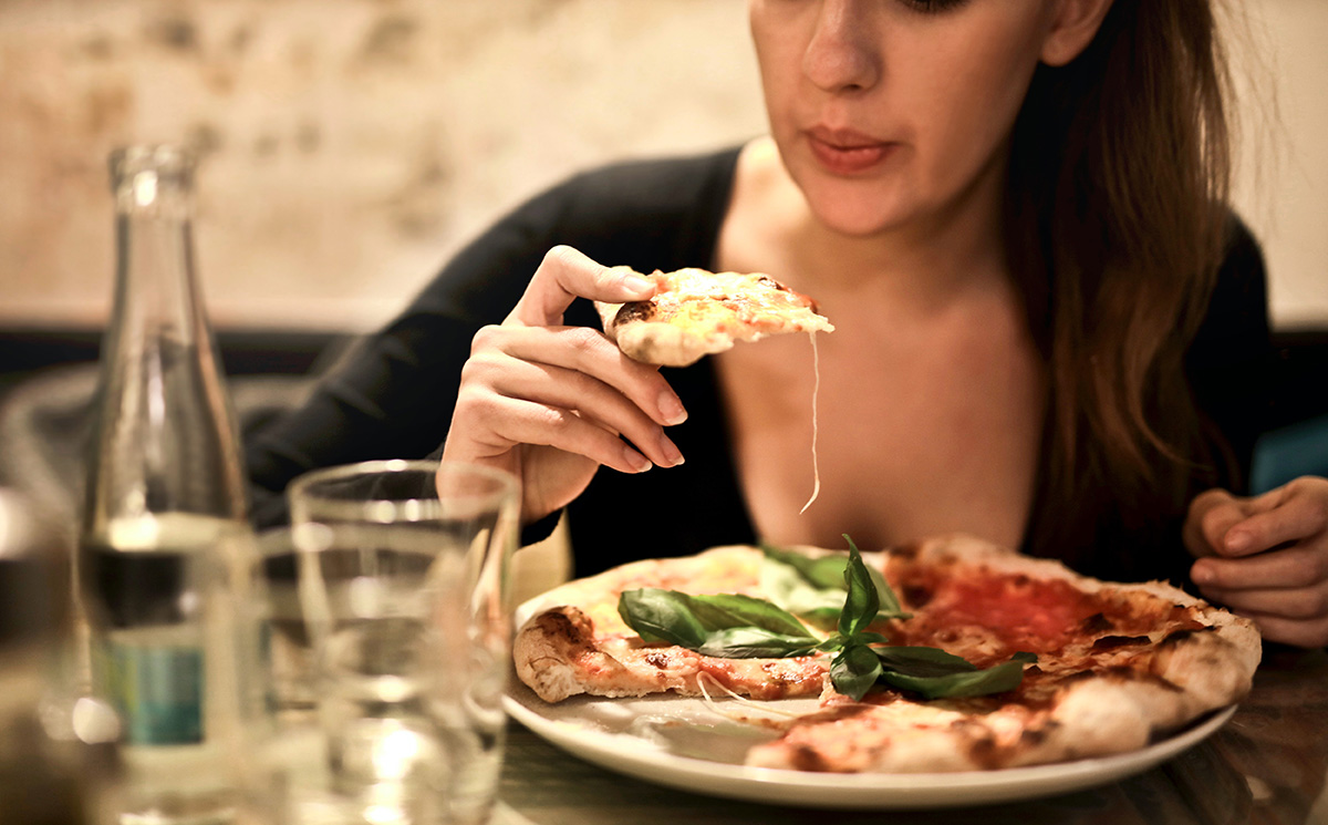 Woman orders pizza in Italian.