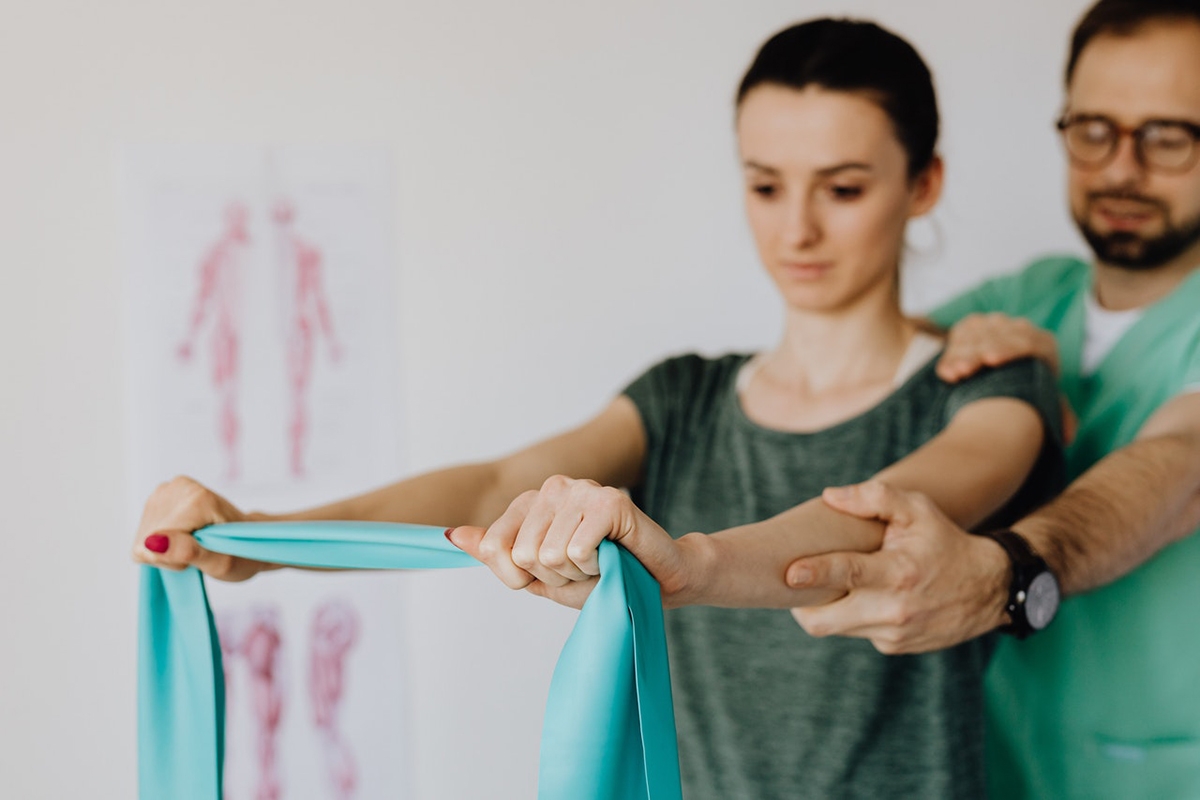 Woman doing stretches to learn the body parts in Italian.