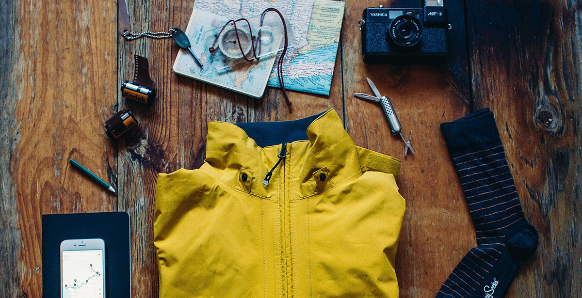 Travel accessories and a yellow Jacket in Italian.