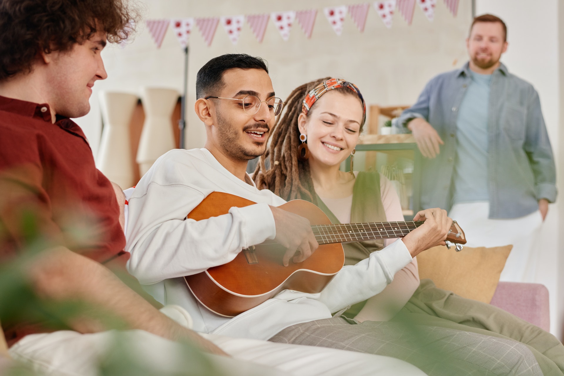 Group of friends singing and playing guitar music to learn the longest word in Italian.