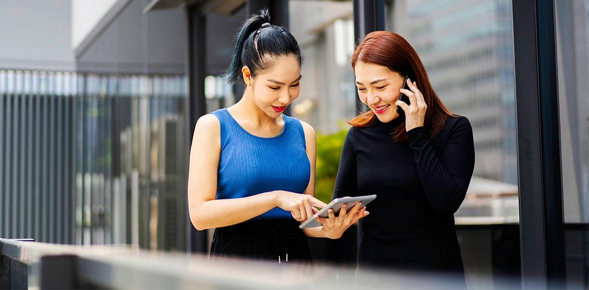 Woman searching on Baidu, which is the most common search engine in China.