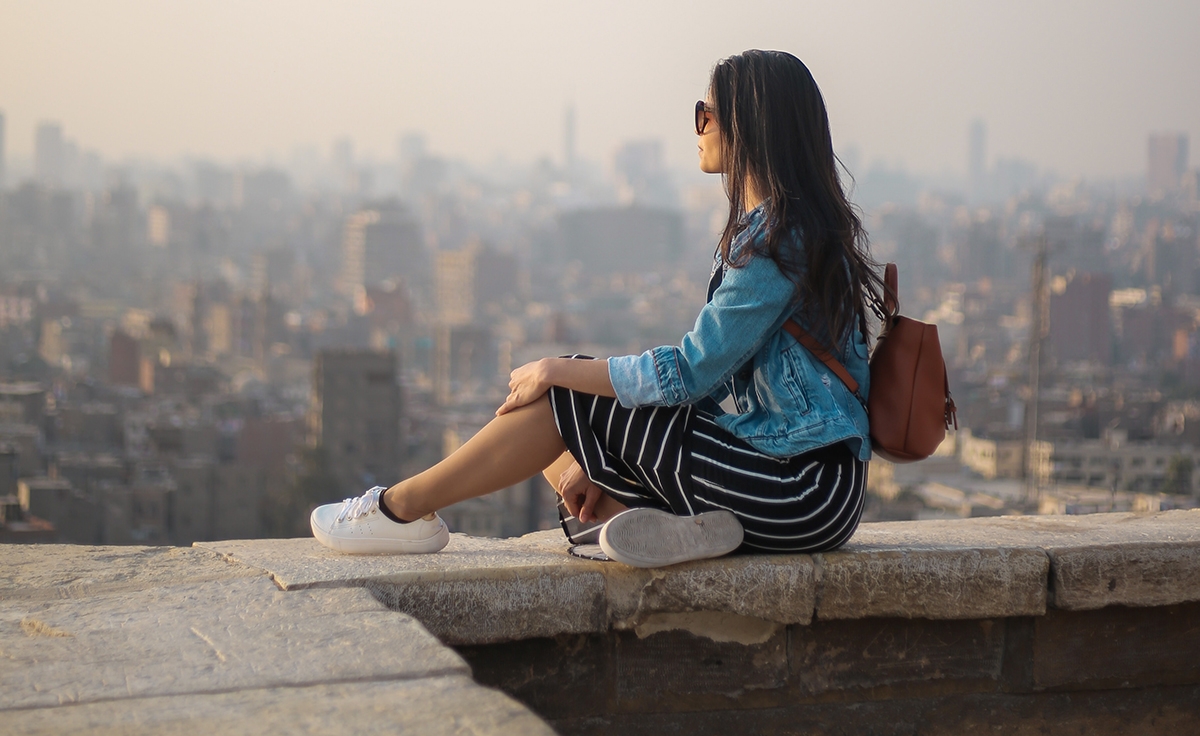 Woman zooms out to see the big picture to increase mindful learning.