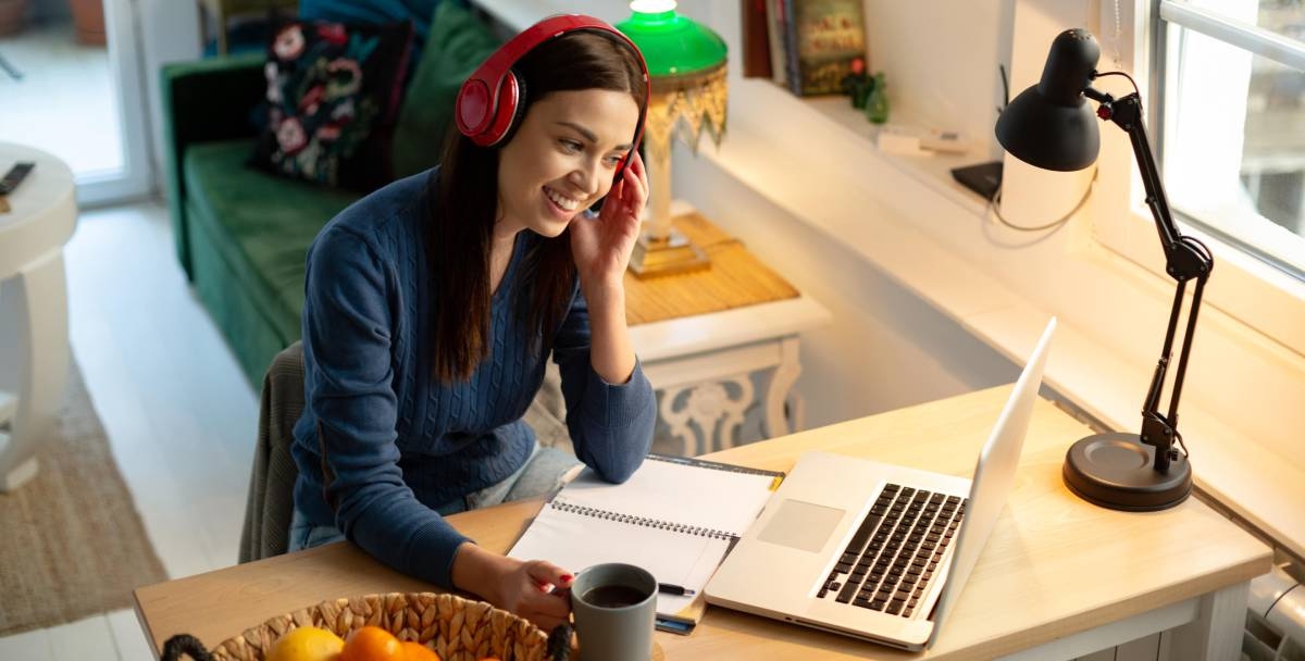 Woman learning French online with Berlitz.