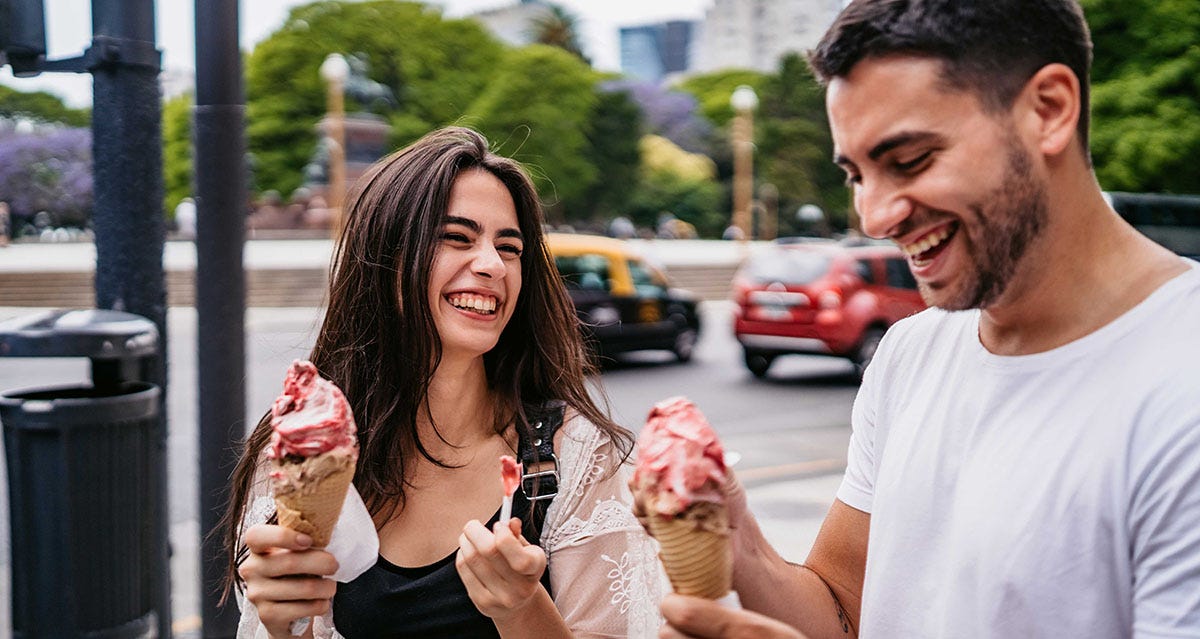 A happy couple are using adjectives in Italian to describe people, emotions and gelato!