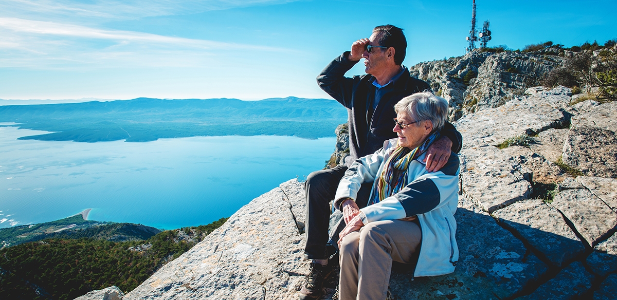 Couple enjoy and compliment the beautiful view in Spanish.