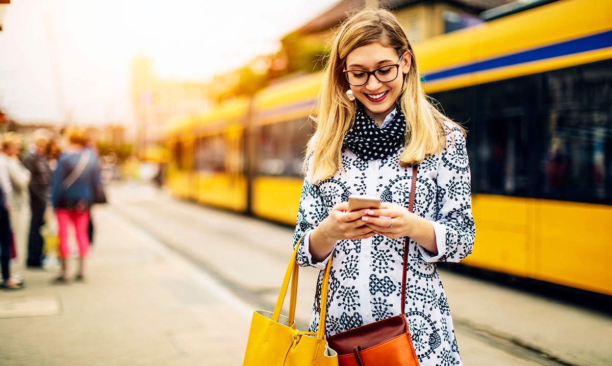 Woman catching train to learn how to tell the time in French.