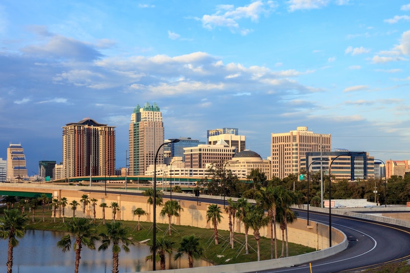 Skyline of downtown Orlando at sunset, symbolizing Berlitz language schools serving professionals and learners in the city.
