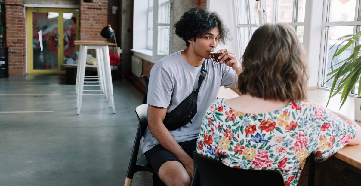 Couple discussing the similarities and differences between Italian and French.