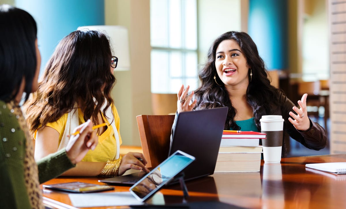 Group of students learning Romanian together in a collaborative classroom setting