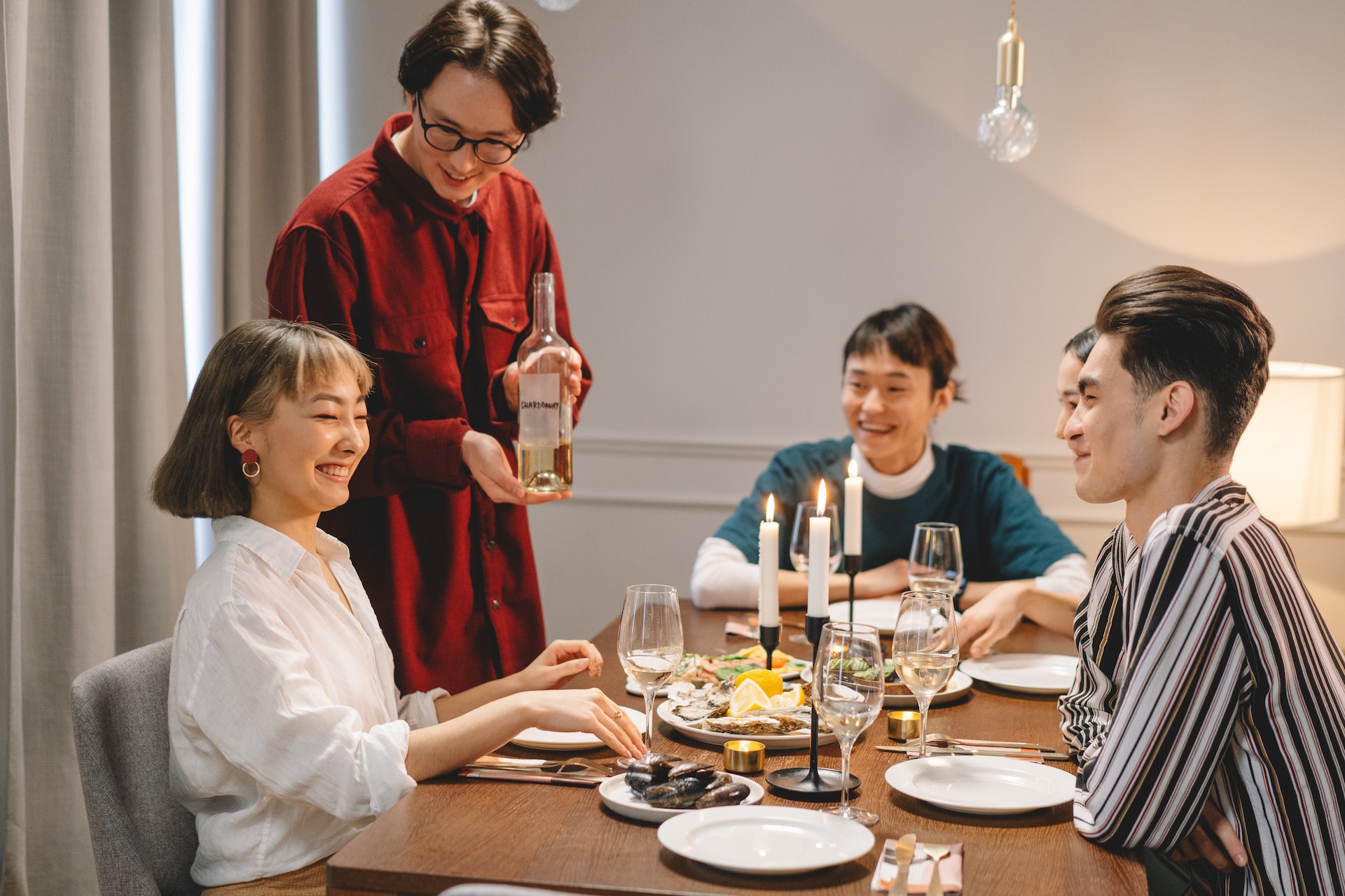 Count wine glasses in Chinese numbers around the dinner table, with smiling family.