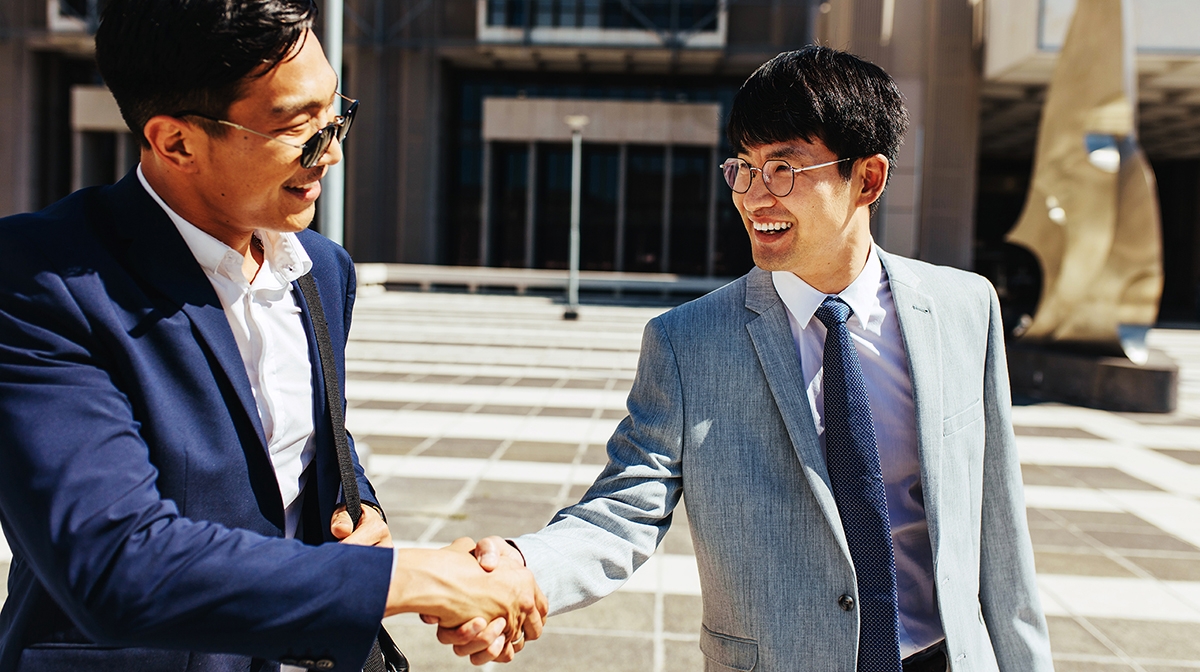 The difference between greeting a friend versus a colleague or professional acquaintance in Chinese.