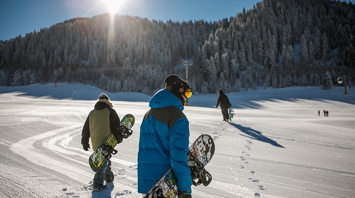 Outdoor sports such as snowboarding and skiing in French.