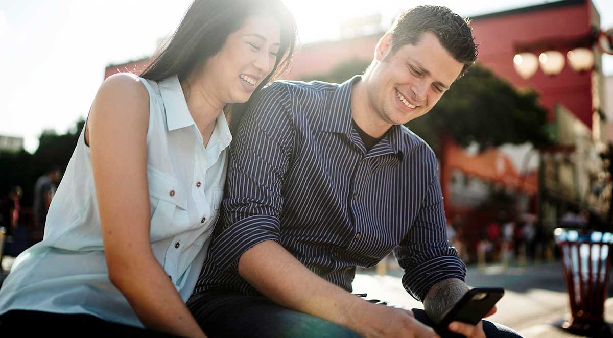 Woman teachers her partner about Chinese adjective synonyms using the Berlitz blog article.