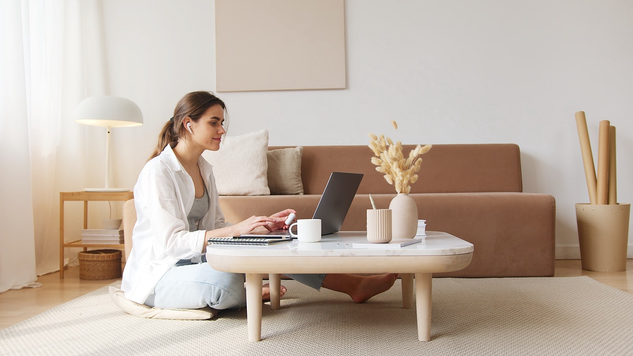 Woman using a laptop to learn Serbian online at home