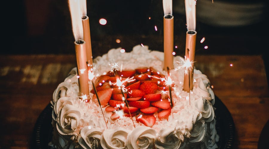  formas de desearle a alguien feliz cumpleaños en italiano