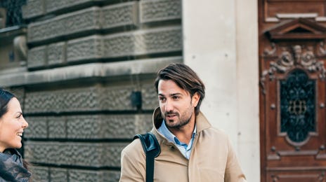 Two professionals having a conversation in Polish while walking outdoors