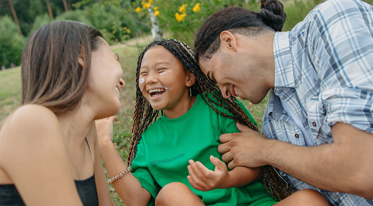 Young girl with a bubbly personality traits in Spanish makes her parents laugh.