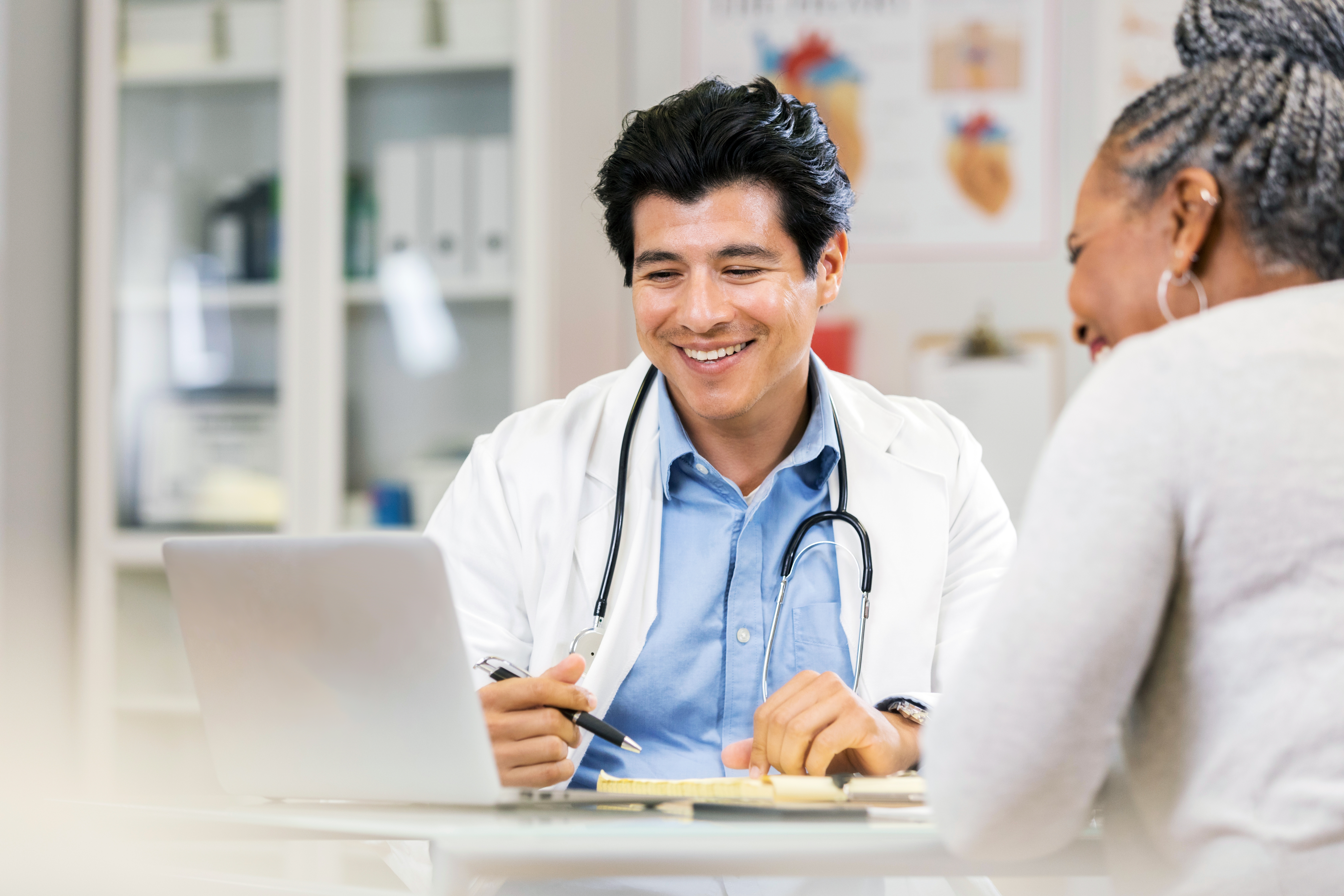 How to abbreviate doctor in Spanish with an image of a smiling doctor with stethoscope.