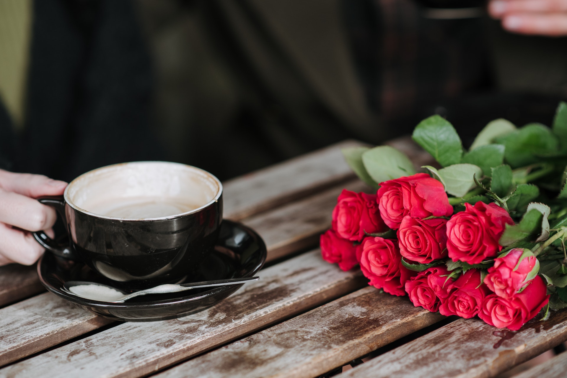 Coffee and roses are a good way to flirt in French.