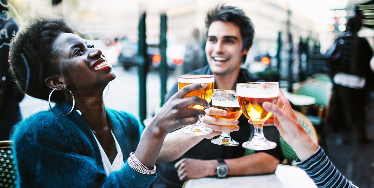 Having a drink with friends in French.