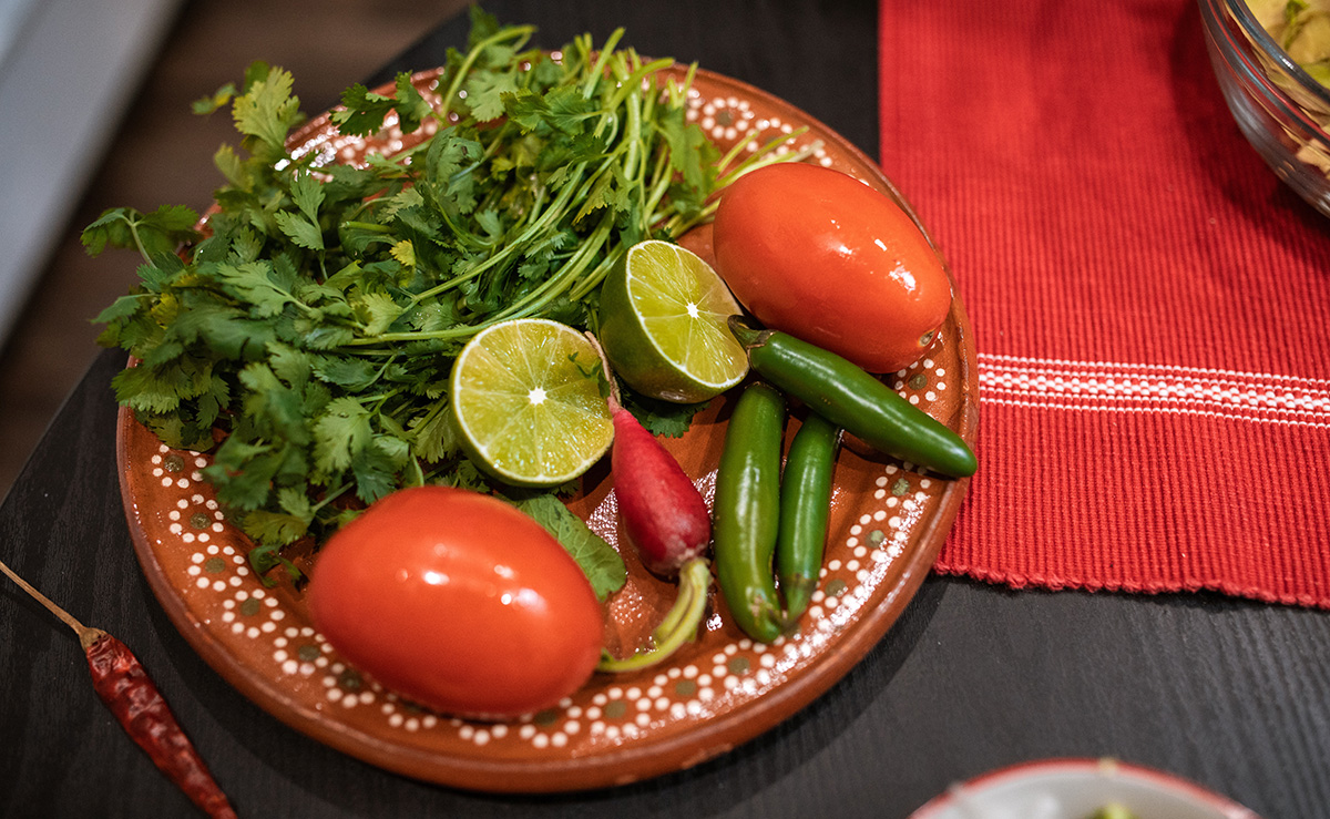Coriander, limes, tomatoes, and chillies in Spanish.