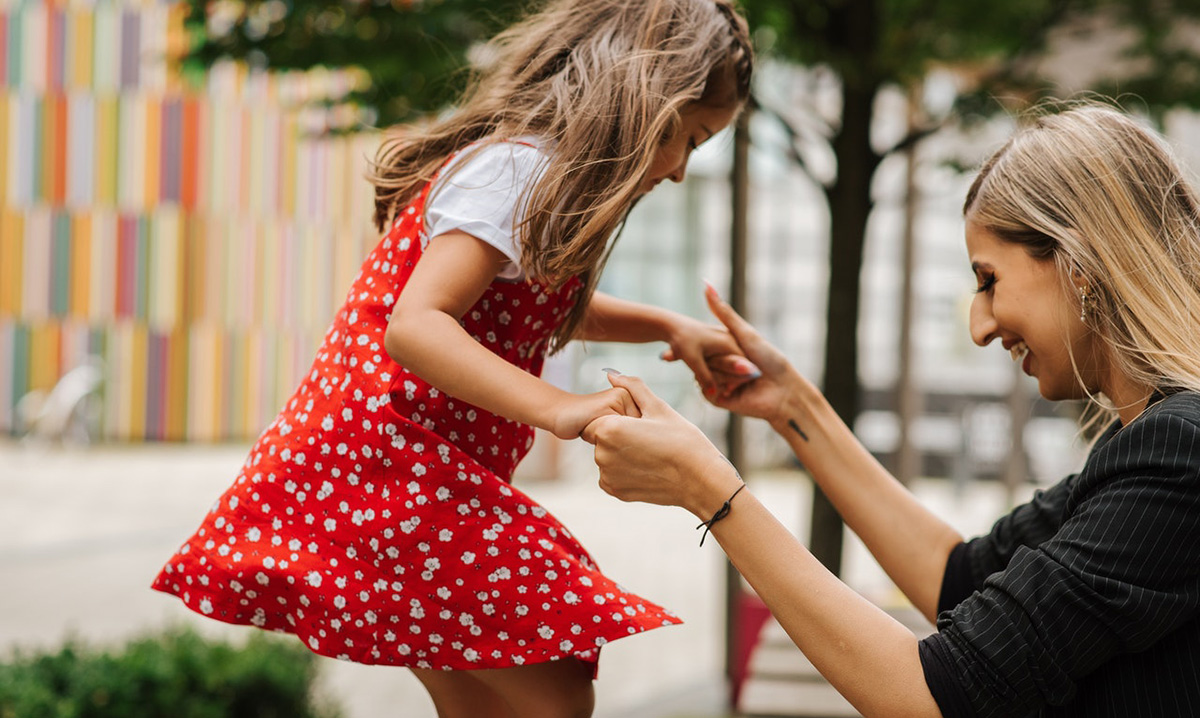 Woman compliments her niece on her beautiful dress in Italian.