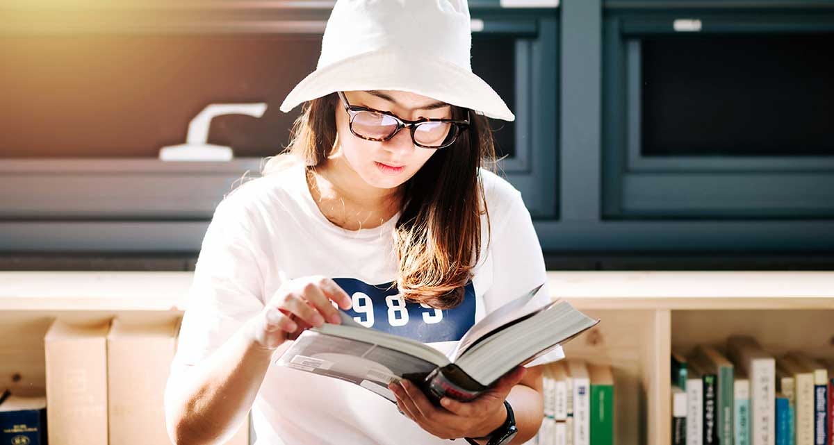 Woman learning about Chinese adjective antonyms.