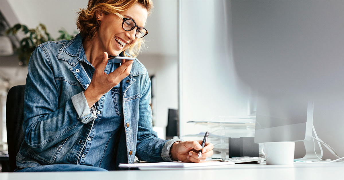 Woman writes a formal letter in Spanish for a potential job interview.