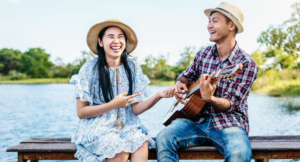 A man sings a love sone to his girlfriend in Japanese.