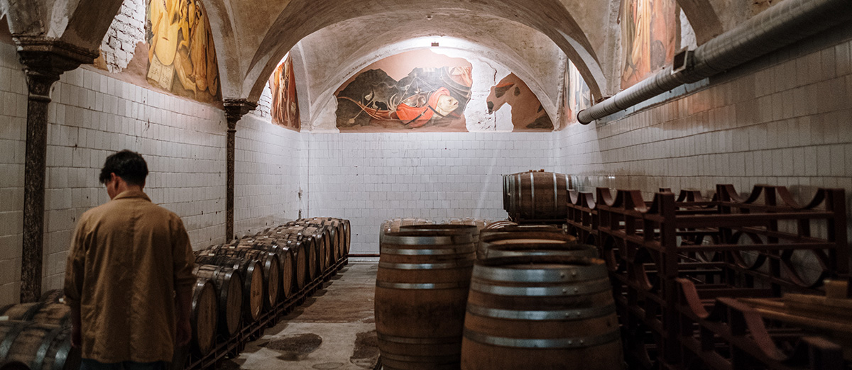 Wine barrels full of red wine in Italian.