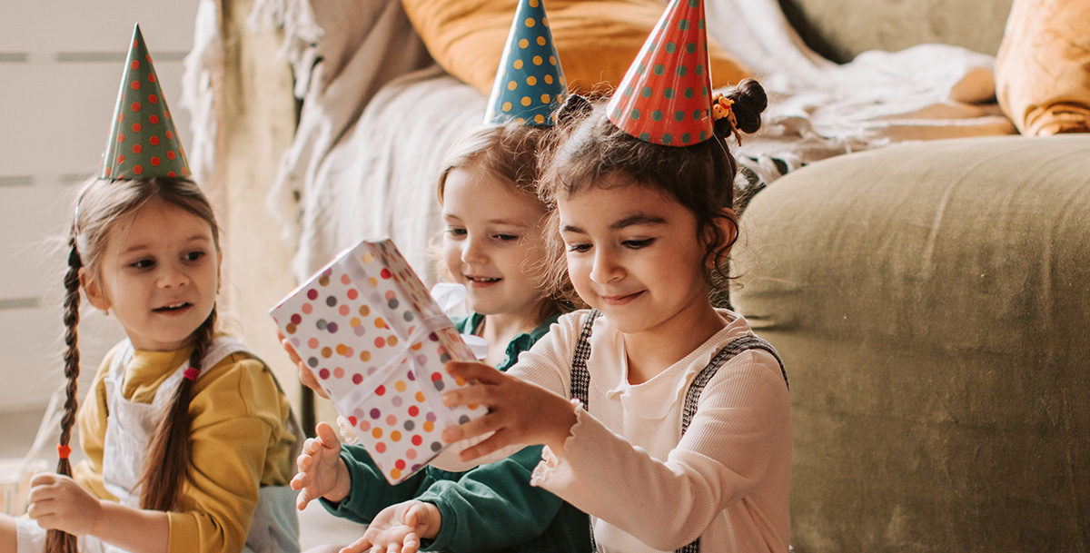 Happy birthday in Spanish at a childrens party.