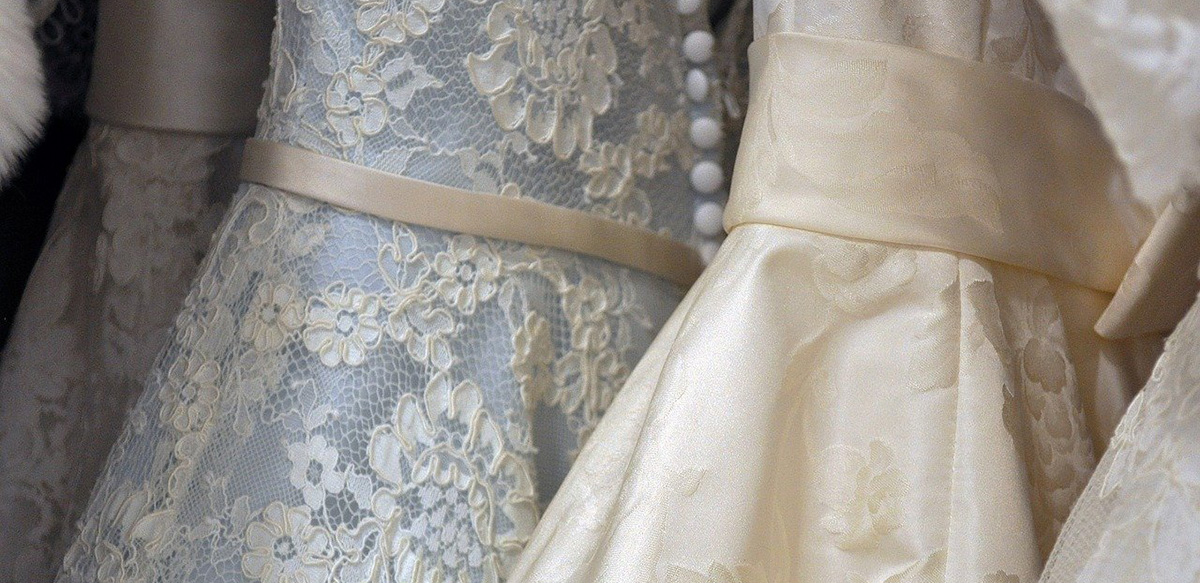 Beautiful wedding gowns for a formal wedding in German.