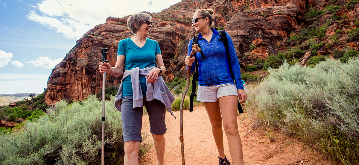 Woman asks where are you from in Spanish, during a hike.