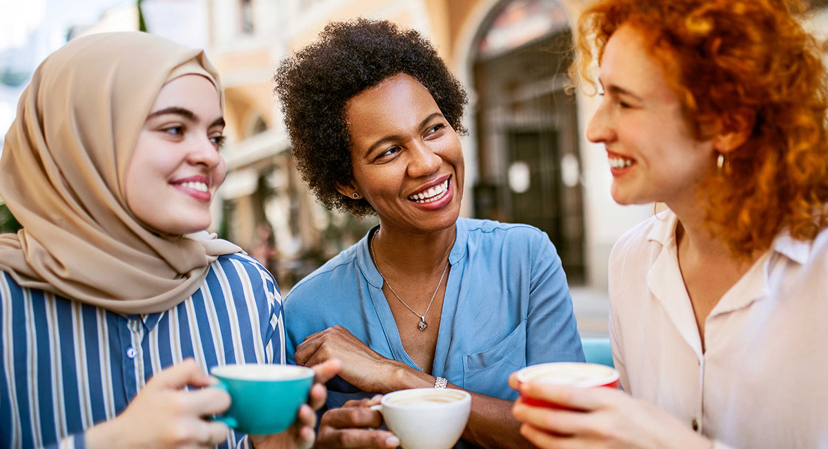 Women learning how to pronounce the five Italian vowels and diphthongs.