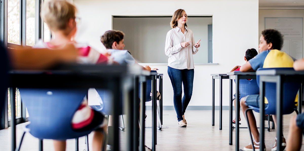 Teacher wishes her students good luck in Spanish.