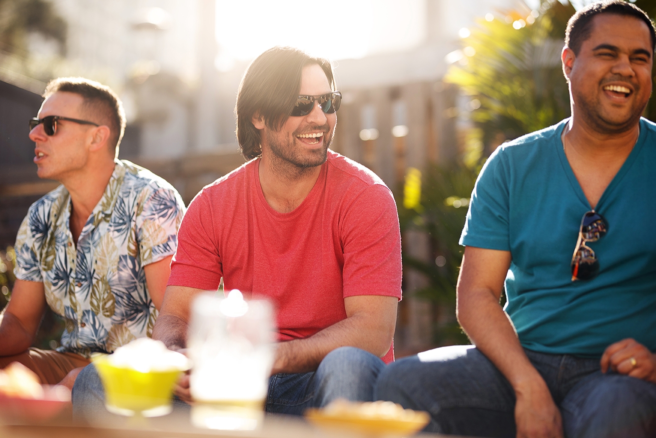 Men conversing in Spanish slang.