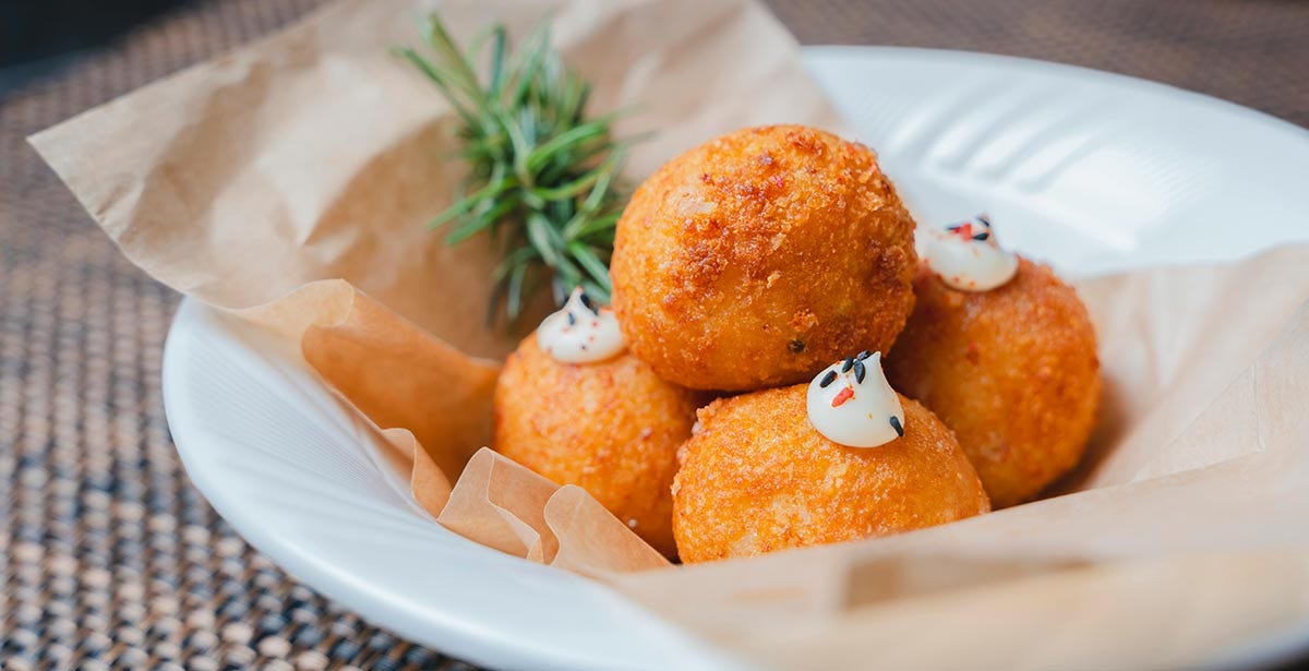 Croquetas are breaded and fried rolls filled with ham, chicken, fish or mushrooms.