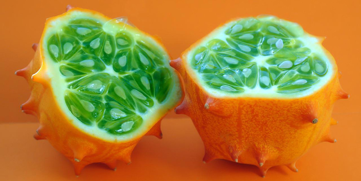 Horned melon fruits in Spanish.