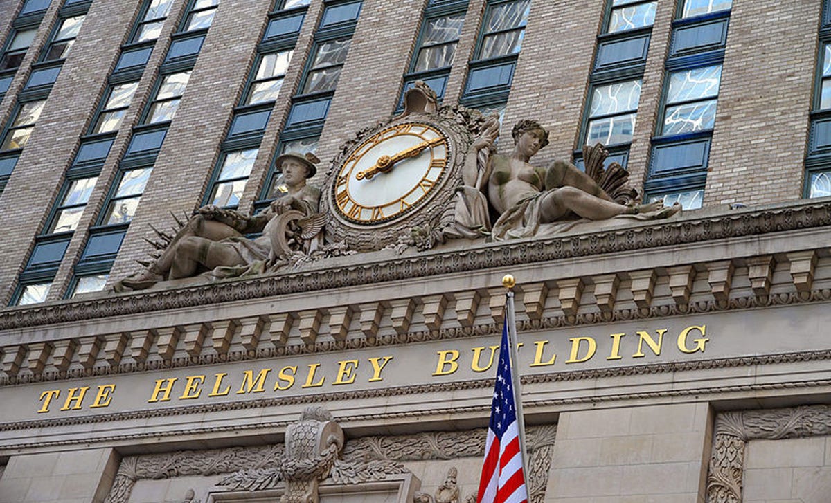 Historic Helmsley Building in New York City, home to Berlitz language school, representing tradition and global communication excellence.