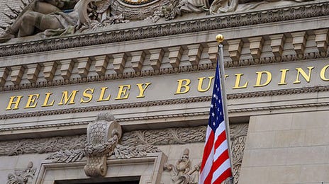 Historic Helmsley Building in New York City, home to Berlitz language school, representing tradition and global communication excellence.