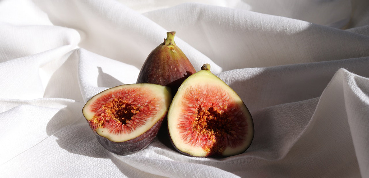 Figs and other fruit in Italian.