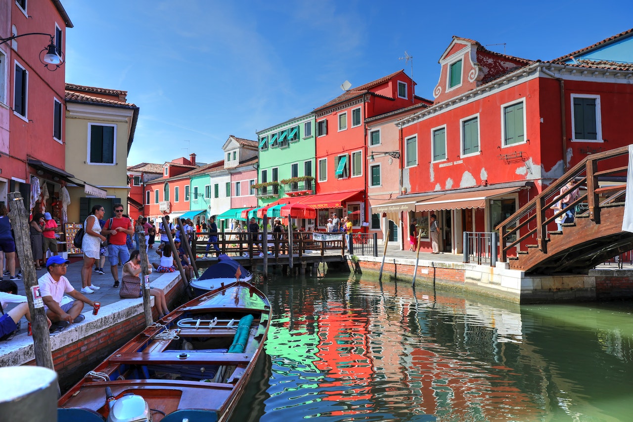 Italian adjectives and the vivid colors of Venice canals, gondolas and buildings.