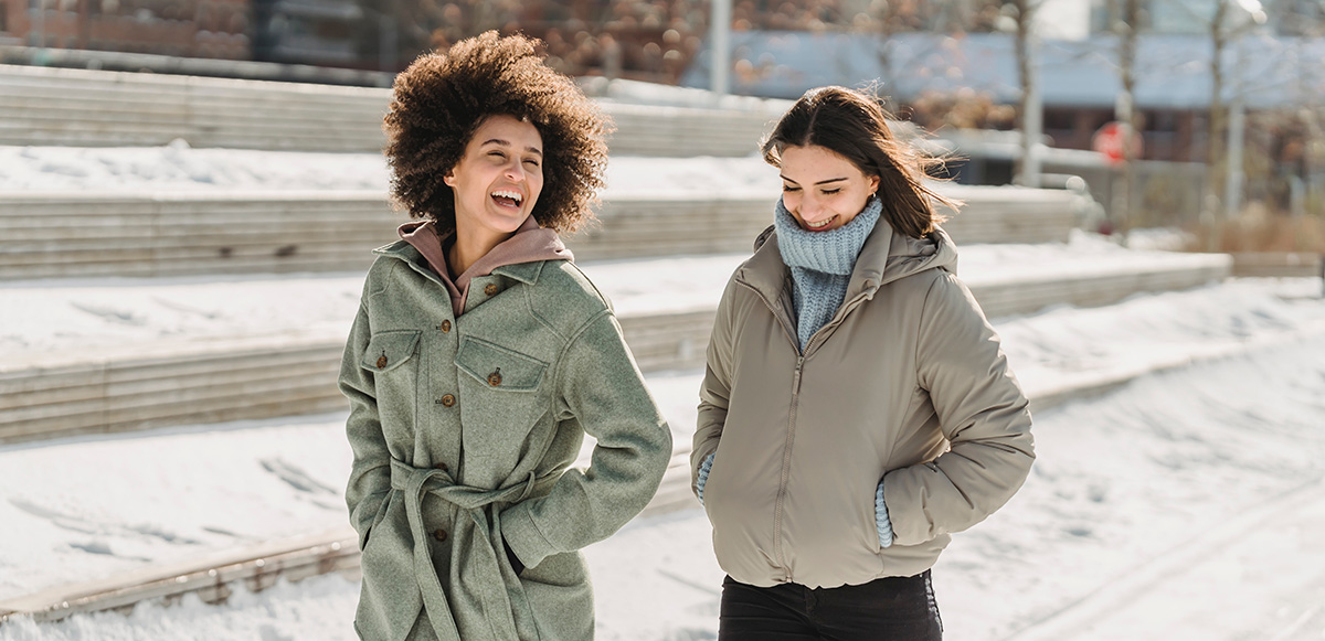 Two women talking about the temperature in French.