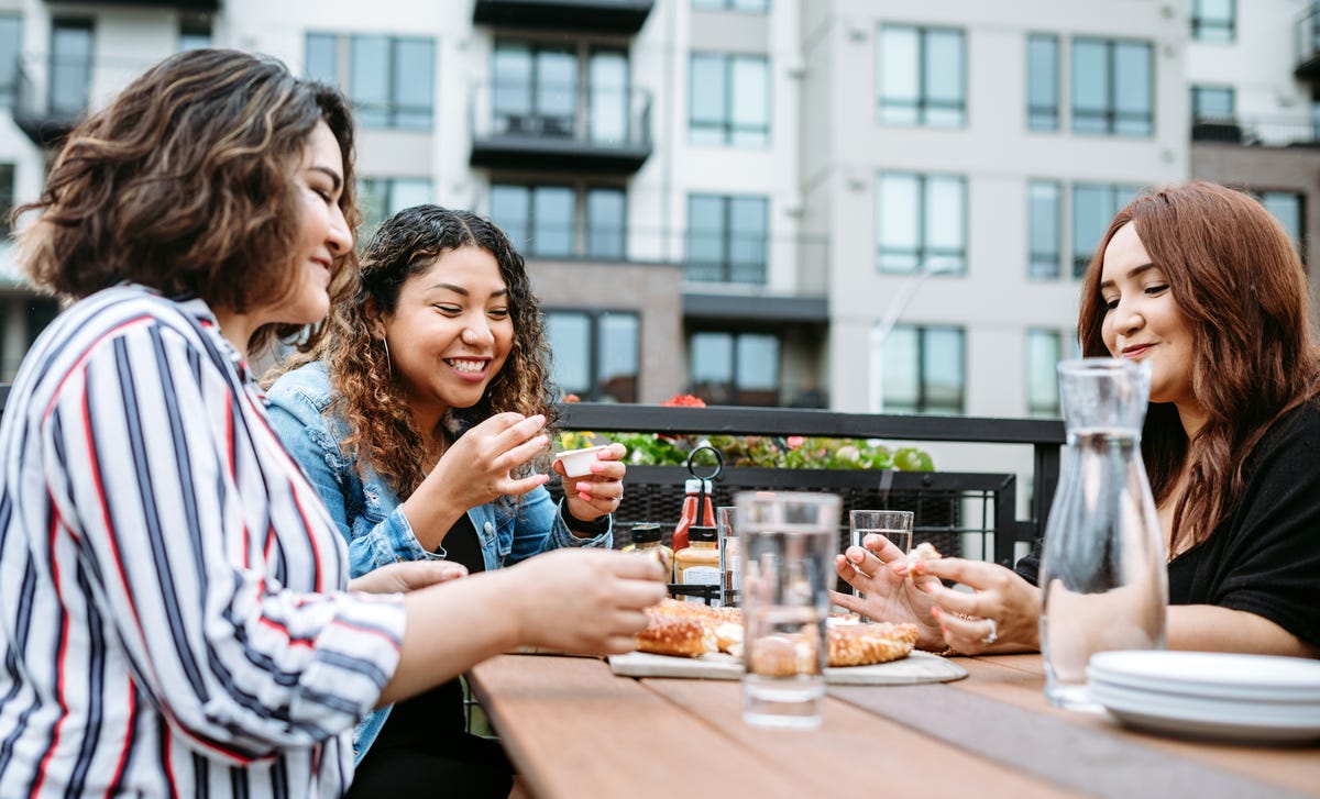 Group of friends practicing English conversation during an intermediate English course